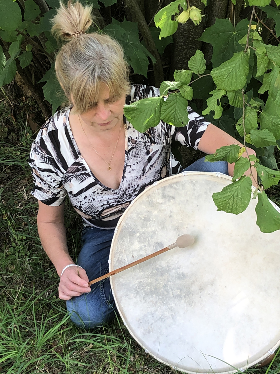 Sylvia Lietsch mit ihrer schamanischen Trommel